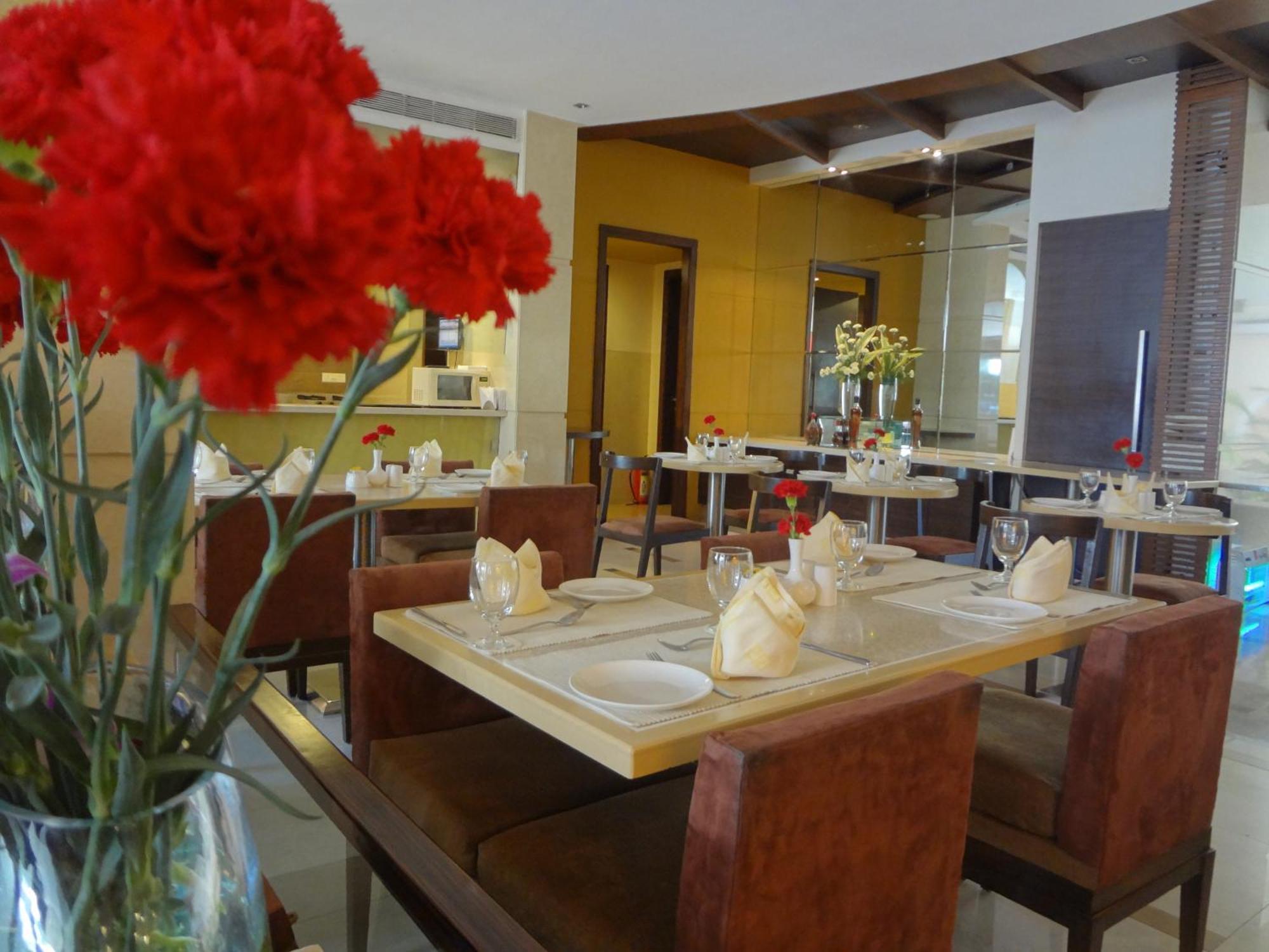 Grand Residency Hotel & Serviced Apartments Мумбаи Экстерьер фото